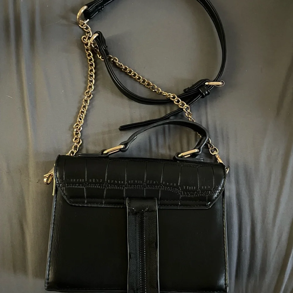 Elegant Black Croc-Embossed Handbag - Picture 2 of 4